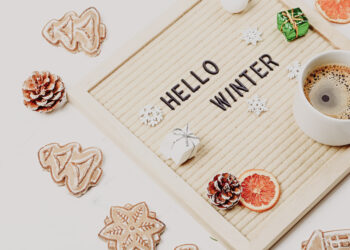 Lettering hello winter on letter board. Fir branches, dried oranges, nuts and a cup of coffee. minimalistic new year background 2023 - Inverno con neve? Un’ipotesi meteo lontana ma non impossibile