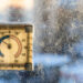 frost on home window thermometer in city - Possibili scenari estremi per l’inverno 2024-2025 in Italia