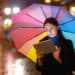 Woman with Tablet PC in the Rain - L'inganno dell'anticiclone: aria calda sopra, veleni sotto