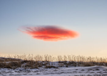 A cloud that looks like a UFO. Lenticular cloud above the ground - Inverno 2024/2025: previsioni meteo dinamiche e freddo in arrivo