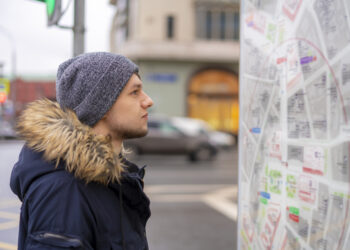 young tourist look on city map outdoor in the streets - Meteo: il clima sarà meno freddo nei prossimi giorni, durerà?