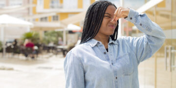 feeling disgusted, holding nose to avoid smelling a foul and unpleasant stench - DIRETTA METEO, News Meteo, Previsioni Meteo, Viaggi