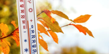 The thermometer near the branch with autumn leaves shows 15 degr - DIRETTA METEO, News Meteo, Previsioni Meteo, Viaggi