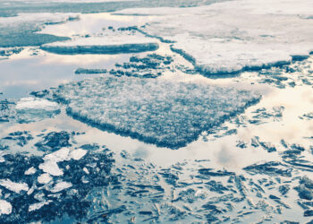 Melting ice on the shore of lake - La pianura Padana può ancora essere sommersa dalla neve