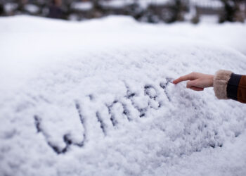 Winter written in snow on car - Previsioni meteo: nuova ondata di freddo artico verso l’Italia