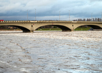 A huge load of ice in the Lielupe river near the road traffic br - Meteo: un lobo del Polo Nord arriva in Europa, coinvolge anche l’Italia