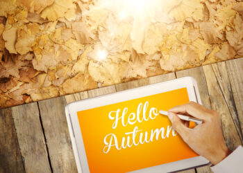 Man hand writing hello autumn text on tablet - Scoperta correlazione tra cambiamento climatico e fenomeni meteorologici estremi