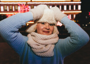 Winter night portrait of a beautiful woman in winter clothes. fur hat and mittens. - Meteo: ritorno dell’anticiclone e del sole, vi diciamo quando