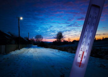 The thermometer shows minus 20 degrees Celsius. Lowering the tem - Inverni recenti: dimentichiamoci del tempo atmosferico di una volta