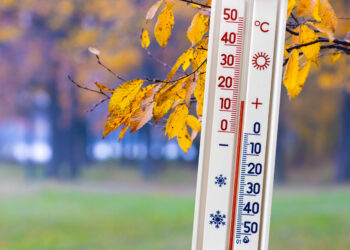 The thermometer on the background of the autumn forest shows 15 - Meteo: tempesta di Libeccio colpirà duramente queste regioni