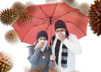 Mature couple blowing their noses under umbrella against virus - Meteo: Dicembre inizia sotto zero, poi arriva il caldo africano!