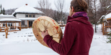 Man is playing native sacred drum - DIRETTA METEO, News Meteo, Previsioni Meteo, Viaggi