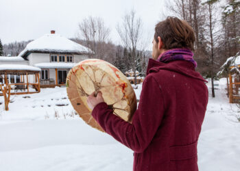 Man is playing native sacred drum - Meteo: nevicherà in Val Padana