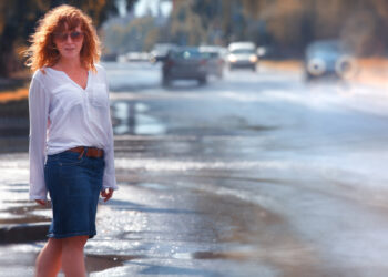 Portrait of red-haired happy woman in the rain - Meteo: arriveranno badilate di neve? Scopri quando