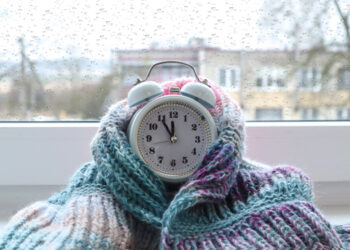 Cozy winter days time: a white alarm clock wrapped in a knitted - Il Mediterraneo troppo caldo, un incubo per i fenomeni meteo estremi