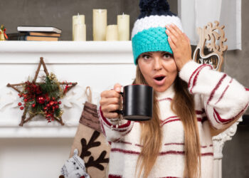 Beautiful young woman posing with cup of tea near the fireplace - Meteo: Il freddo potrebbe arrivare a fine mese