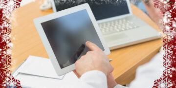 Doctors using laptop and digital tablet in meeting against snow - DIRETTA METEO, News Meteo, Previsioni Meteo, Viaggi