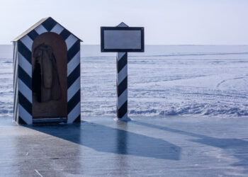 An old watchtower and a pillar with a place for an inscription s - Meteo: fine al clima mite, arriva il freddo polare