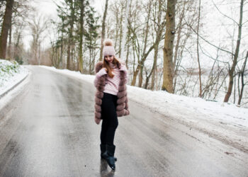 Stylish girl in fur coat and headwear at winter day on road. - Previsioni meteo dicembre: Immacolata fredda, cambiamenti per Natale e San Silvestro