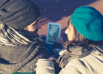 couple in love using tablet at the park - L’Italia al centro del meteo invernale tra freddo artico e perturbazioni