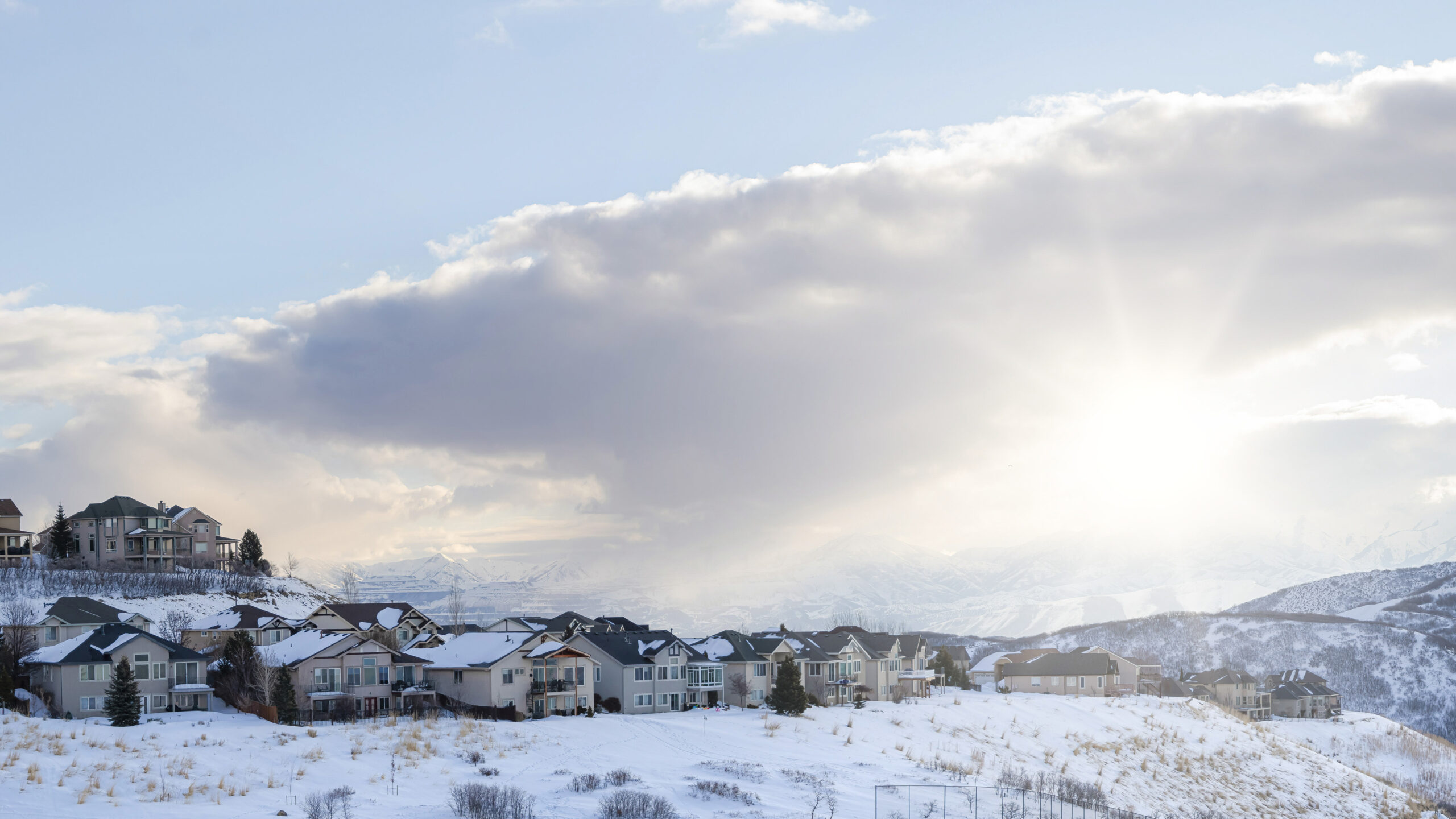 Meteo, fine settimana con nuvole spesse e abbondante neve