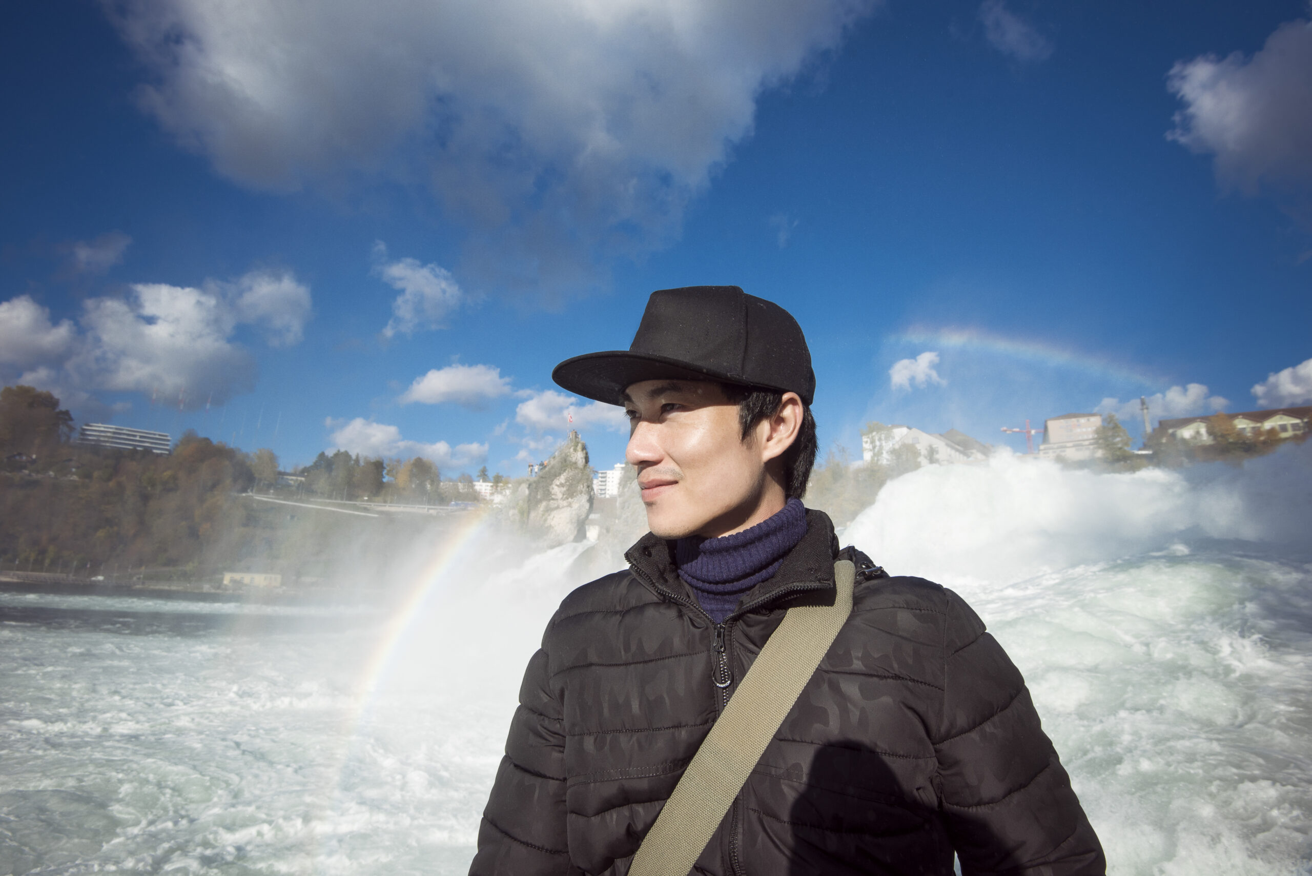 Asian man tourist with Rheinfall,Switzerland - Meteo, tutto è possibile: da +19°C con Garbino a -13°C con Buran