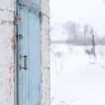 Shed with a blue wooden door. Winter - Gelo storico, il meteo di gennaio 2025 farà discutere