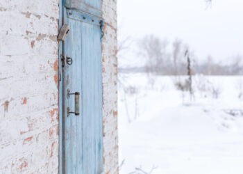 Shed with a blue wooden door. Winter - Previsioni meteo Milano: temperature miti, temporale mercoledì sera, poi sole