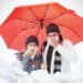 Mature couple blowing their noses under umbrella against white background with vignette - Meteo, il Mediterraneo non si raffredda: quali potrebbero essere le conseguenze?