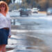 Portrait of red-haired happy woman in the rain - Inverno con meteo estremo: ecco i rischi che corriamo