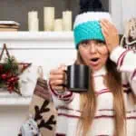 Beautiful young woman posing with cup of tea near the fireplace - Troppe discussioni sul meteo, spesso parole sprecate