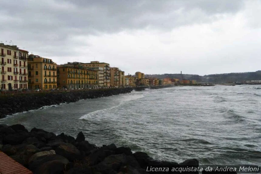 meteo-napoli:-sereno-e-ventoso,-seguiranno-nubi-sparse - Meteo Napoli: Sereno e Ventoso, Seguiranno Nubi Sparse