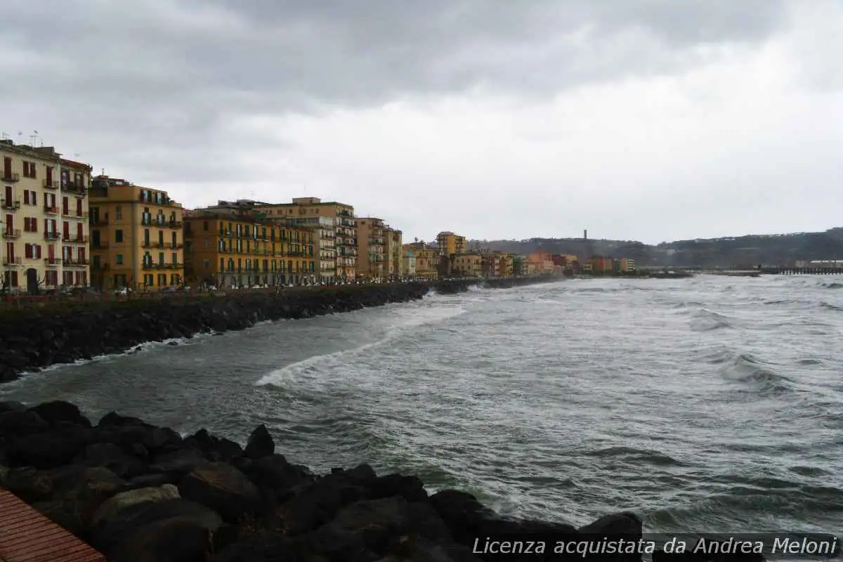 meteo-napoli:-sereno-e-ventoso,-seguiranno-nubi-sparse - Meteo Italia: irruzione artica e nuove gelate fino al 17 gennaio