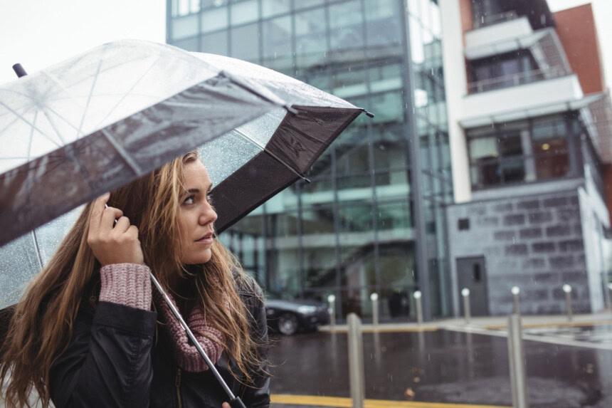 beautiful-woman-holding-umbrella - Meteo: forte maltempo, Epifania tra pioggia e caldo anomalo