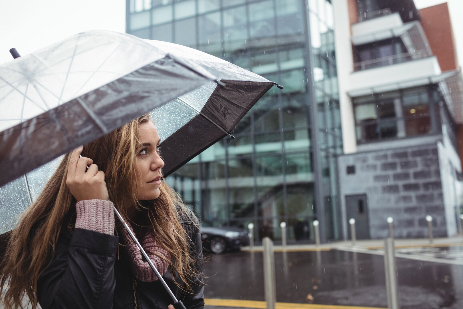 beautiful-woman-holding-umbrella - Meteo: la neve vuole conquistare la Pianura Padana, c’è la data