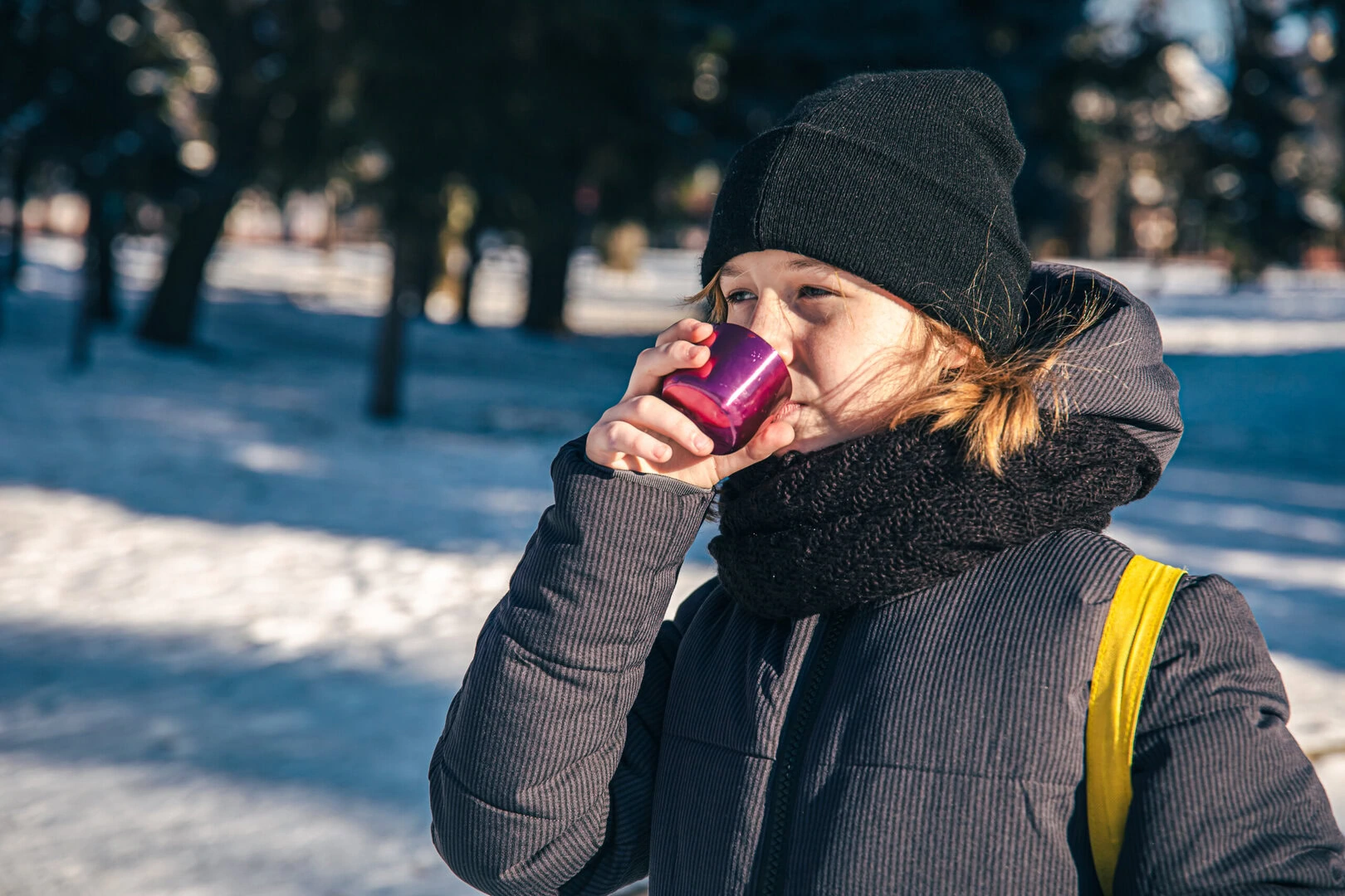 A little girl outside with thermos on a cold winter day. - Grande freddo duraturo, oppure solo temporaneo?