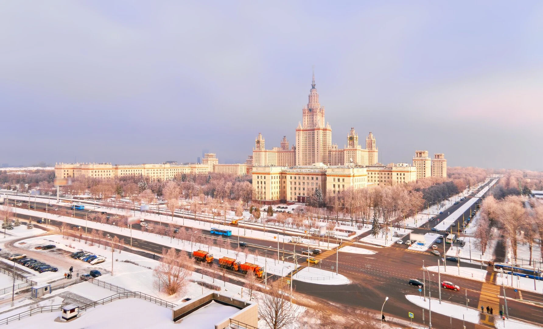 Vibrant aerial panorama of winter campus of famous sunset univer - Quando a Mosca il freddo diventa davvero siderale