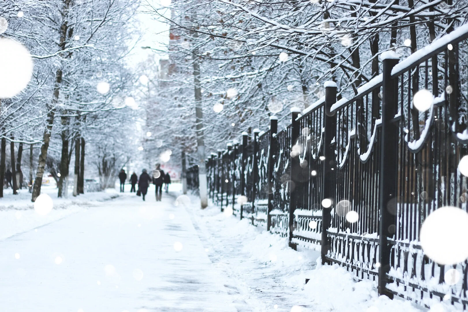 pedestrian sidewalk the fence winter - Possibile super nevicata padana tra il 10 e l'11 Gennaio