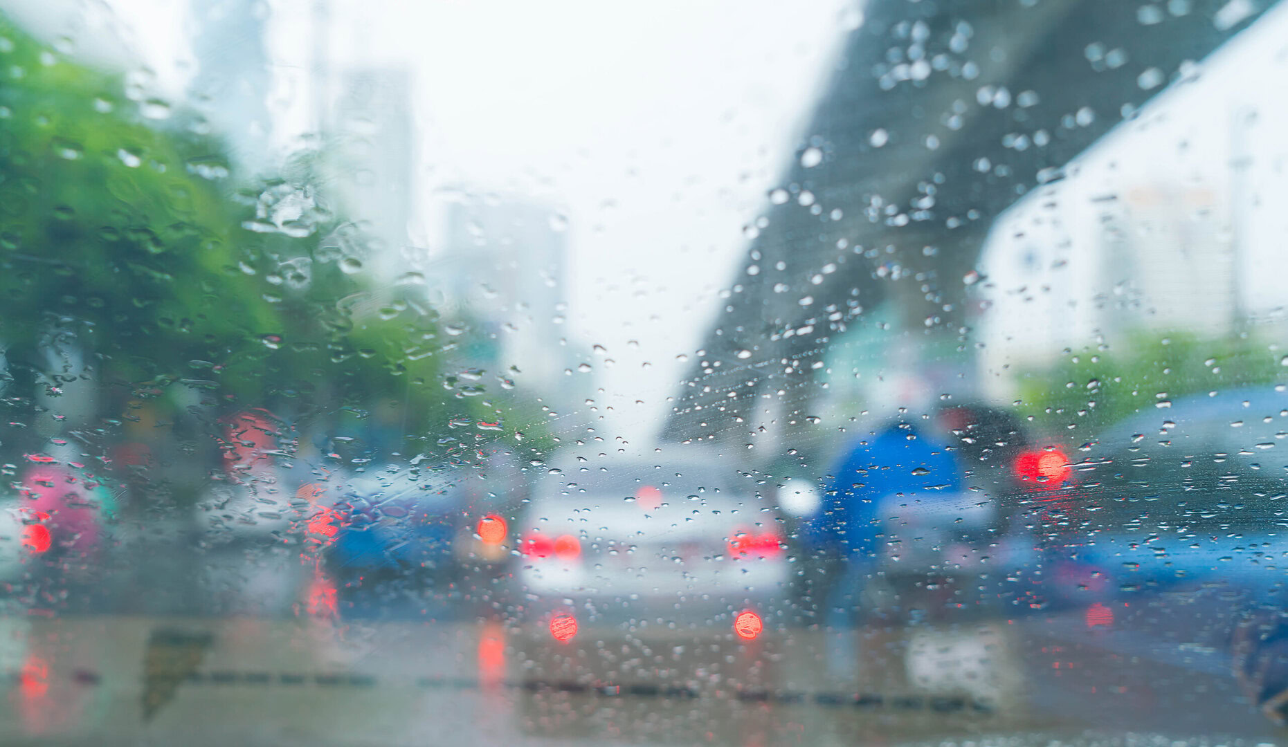 rain drops on car glass - Ciclone in pieno Gennaio, nubifragi e neve